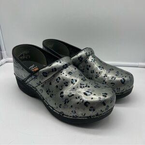 Dansko XP 2.0 Women's Grey Leopard Comfort Nursing Clogs Size 39 (8.5-9)